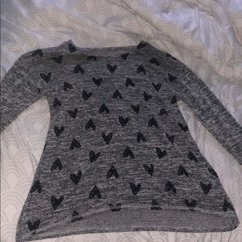 grey long sleeve with black hearts